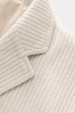 Close-up view of the collar and lapel of the 04651/ A trip in a bag Cord Blazer sand, corduroy made of high-quality microfiber, light elastic quality, slim fit, tailored two-button style, notched lapel, patch hip pockets, small woven label in the side sea