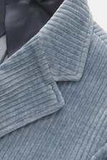 Close-up front angle of the collar and lapel of the 04651/ A trip in a bag Cord Blazer Smoke Blue, cord made of high-quality microfiber, light elastic quality, slim fit, tailored two-button style, notched lapel, patch hip pockets, small woven label in the