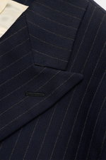 Nahaufnahme des spitzen Revers und feiner Nadelstreifen am Golden Goose Sakko 'Dave' dark navy gestreift aus Wollstrukturgewebe.