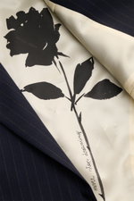 Golden Goose Sakko 'Dave' dark navy gestreift von innen fotografiert, zeigt feines Woll-Strukturgewebe und kontrastfarbenes Futter mit floralem Print.