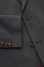 Windsor Sakko 'Sono' anthrazit meliert, Slim Fit, feine Wolle, elastisch, zwei Knöpfe, fallendes Revers, Kissing Buttons, Detailansicht von oben.