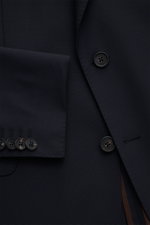 Windsor Sakko 'Sono' navy aus feiner Wolle, Slim Fit, Zwei-Knopf-Stil, fallendes Revers, Kissing Buttons, Nahaufnahme von Ärmel und Knöpfen.
