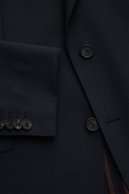 Windsor Sakko 'Sono' navy aus feiner Wolle, Slim Fit, Zwei-Knopf-Stil, fallendes Revers, Kissing Buttons, Nahaufnahme von Ärmel und Knöpfen.