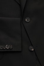 Windsor Sakko 'Sono' schwarz, Detailfoto von Knöpfen und Ärmel, feines Wollgewebe, Slim Fit, zwei Knöpfe, glatter Griff, elastische Qualität.
