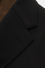 Windsor Sakko 'Sono' schwarz, Nahaufnahme des fallenden Revers aus feiner, elastischer Wolle mit glattem Griff, Slim Fit und Unconstructed Design.