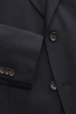 Windsor Sakko 'Giorno' dark navy meliert in Nahaufnahme von vorne, Slim Fit, Wolle-Microfaser, fallendes Revers, Zwei-Knopf, Brust- und Hüfttaschen, Kissing Buttons, Seitenschlitze, Unconstructed Design, zwei Innentaschen, leicht griffige Haptik.