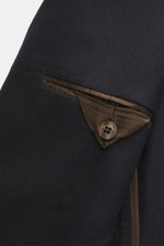 Nahaufnahme des Windsor Sakko 'Giorno' dark navy meliert aus leicht griffiger Woll-Microfaser, Slim Fit, fallendem Revers, Zwei-Knopf-Stil, klassischer Brusttasche, aufgesetzten Hüfttaschen, Kissing Buttons, rückwärtigen Seitenschlitzen, Unconstructed Des
