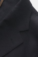 Nahaufnahme des fallenden Revers und der klassischen Brusttasche des Windsor Sakko 'Giorno' dark navy meliert aus Wolle-Microfaser-Mix, Slim Fit, leicht griffig, Zwei-Knopf-Stil, Kissing Buttons, aufgesetzte Hüfttaschen, rückwärtige Seitenschlitze, Uncons