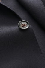 Nahaufnahme eines Knopfs am Windsor Sakko 'Giorno' dark navy meliert, Mix aus Wolle und Microfaser, Slim Fit, fallendes Revers.
