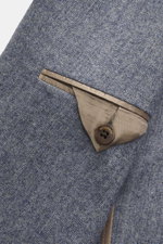 Windsor Sakko 'Giorno' rauchblau meliert im Detail von außen, Mix aus Wolle und Microfaser, Slim Fit, fallendes Revers, Zwei-Knopf-Stil, Brusttasche, Hüfttaschen, Kissing Buttons, Seitenschlitze, Unconstructed Design, zwei Innentaschen.