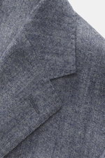 Nahaufnahme des fallenden Revers vom Windsor Sakko 'Giorno' rauchblau meliert, Slim Fit, Mix aus Wolle und Microfaser, leicht griffige Haptik.