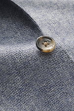 Nahaufnahme des rauchblau melierten Windsor Sakko 'Giorno' mit Knopf, Mix aus Wolle und Microfaser, Slim Fit, fallendem Revers, Zwei-Knopf-Stil, Brusttasche, aufgesetzten Hüfttaschen, Kissing Buttons, rückwärtigen Seitenschlitzen, Unconstructed Design, zw