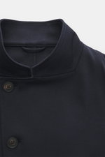 Close-up front view of the collar and buttons of the Emporio Armani Strickblazer navy, a slim fit, unconstructed blazer in pure wool with tonal herringbone pattern, soft texture, two-button style, falling lapel, and patch hip pockets. Edles Piece mit Twis