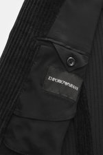 Close-up interior view of the Emporio Armani Sakko dark navy showing the label, button, and ribbed textured lining.

Description: <p>Legere Eleganz macht dieses leichte Sakkos aus Viskose und Leinen mit dezentem Materialglanz vom EMPORIO ARMANI aus – de