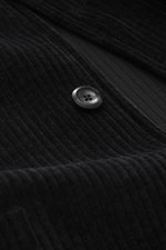 Close-up front view of a button on the Emporio Armani Sakko dark navy, showing the ribbed texture and subtle sheen of the viscose and linen blend fabric. Legere Eleganz macht dieses leichte Sakkos aus Viskose und Leinen mit dezentem Materialglanz vom EMPO