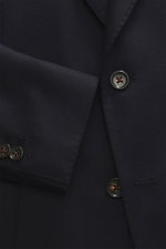 Nahaufnahme des Windsor Sakkos 'Giorno' navy aus feinem Twill, Slim Fit, fallendem Revers, Zwei-Knopf-Stil und Kissing Buttons.