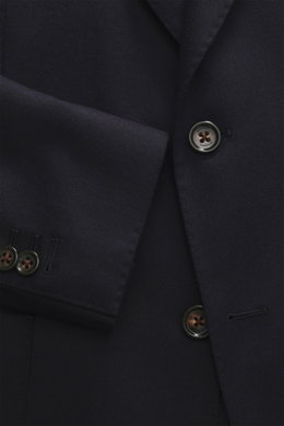 Nahaufnahme des Windsor Sakkos 'Giorno' navy aus feinem Twill, Slim Fit, fallendem Revers, Zwei-Knopf-Stil und Kissing Buttons.