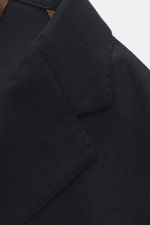 Nahaufnahme des fallenden Reverses vom Windsor Sakko 'Giorno' navy aus feinem Twill, reine Wolle, Slim Fit, zwei Knöpfe, Kissing Buttons, Unconstructed Design, zwei Innentaschen, aufgesetzte Hüfttaschen, klassische Brusttasche, rückwärtige Seitenschlitze,