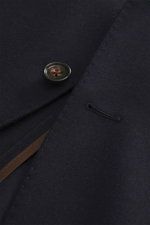 Windsor Sakko 'Giorno' navy, Detailaufnahme von Knopf und fallendem Revers, feiner Twill aus reiner Wolle, Slim Fit, weich, leicht elastisch, Unconstructed Design.