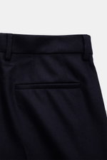 Brunello Cucinelli Wollhose navy aus reiner Wolle, weicher Griff, Regular Fit, leicht schmal zulaufend, Rückansicht mit Leistentaschen und Bunddetails.