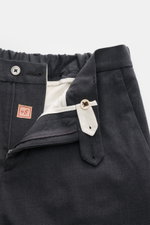 Marco Pescarolo Wollhose 'Evo' dunkelgrau meliert, Detailfoto von oben, elastische Wolle, weicher Griff, Regular Fit, teilelastischer Bund mit Knöpfen.