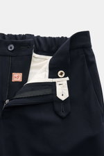 Marco Pescarolo Wollhose 'Evo' navy, elastische Wolle, weicher Griff, Regular Fit, schmal zulaufend, teil-elastischer Bund, Reißverschluss, Knöpfe, Detailansicht von vorne.