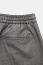 Marco Pescarolo Woll-Jogpants 'Chiaia' dunkelgrau meliert, Detailaufnahme von hinten oben, elastischer Bund, paspelierte Gesäßtasche, reine Schurwolle.