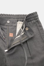 Marco Pescarolo Woll-Jogpants 'Chiaia' dunkelgrau meliert, Detailaufnahme von Bund mit Reißverschluss, Knopf, Tunnelzug, paspelierte Taschen, reine Schurwolle.