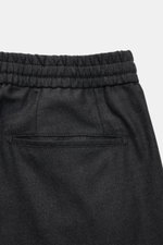 Marco Pescarolo Woll-Jogpants 'Chiaia' anthrazit meliert, Detailansicht hinten mit elastischem Bund, paspelierten Taschen, aus reiner Schurwolle.