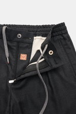 Marco Pescarolo Woll-Jogpants 'Chiaia' anthrazit meliert, Detailansicht von vorne offen, elastischer Bund, Reißverschluss, Bundknopf, weiche Schurwolle.