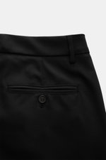 Golden Goose Wollhose 'Pablo' schwarz, Detailansicht von hinten, reine Schurwolle, Slim Fit, gerader Schnitt, Gesäßtasche mit Knopf, Nieten-Detail am Bund.