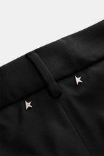 Nahaufnahme der Golden Goose Wollhose 'Pablo' schwarz, Slim Fit aus reiner Schurwolle mit Nieten-Detail am Bund.