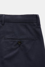 Windsor Wollhose 'Peso' navy meliert, Detailaufnahme von hinten, aus reiner Schurwolle mit glattem Griff, Regular Fit, schmal zulaufend, Bundknopf, Reißverschluss, französische und paspelierte Gesäßtaschen mit Knopf.