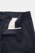 Windsor Wollhose 'Peso' navy meliert aus reiner Schurwolle, Regular Fit, schmal zulaufend, offen fotografiert von oben, mit Reißverschluss, Bundknöpfen, französischen Taschen und paspelierten Gesäßtaschen.
