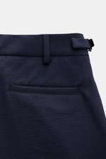 Hintere Detailansicht der 04651/ A trip in a bag Seersucker-Hose navy aus Seersucker Wolle/Microfaser, Tapered Fit, reguläre Oberschenkelweite, knöchellang, Reißverschluss, Bundknopf, doppelte Bundfalte, Side-Adjuster, französische Taschen, Leistentaschen