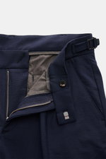 Detailaufnahme der geöffneten 04651/ A trip in a bag Seersucker-Hose navy aus Wolle und Microfaser, Tapered Fit, knöchellang mit Reißverschluss, Bundknopf, Side-Adjuster, französischen Taschen und fixiertem Saumaufschlag.