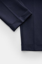Hosenbeine der 04651/ A trip in a bag Seersucker-Hose navy in Nahaufnahme von oben, Seersucker aus Wolle und Microfaser, tapered fit, reguläre Oberschenkelweite, knöchellang, Reißverschluss, Bundknopf, doppelte Bundfalte, Side-Adjuster, französische Tasch