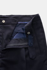 Santaniello Wollhose 'Arsenio' navy aus reiner Wolle, glatter Griff, Carrot Fit, knöchellang, mit Reißverschluss, Bundknopf und paspelierten Taschen, Nahaufnahme von Bund und Innenansicht.