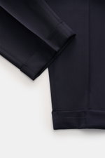 Santaniello Wollhose 'Arsenio' navy, Detailaufnahme von Saum und Bein in glatter, reiner Wolle, knöchellang, Carrot Fit, mit fixiertem Saumaufschlag.