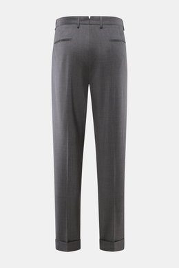 Rückansicht der Santaniello Wollhose 'Arsenio' grau aus reiner Wolle mit glattem Griff, Carrot Fit, paspelierten Taschen und fixiertem Saumaufschlag.