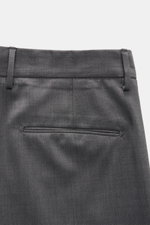 Santaniello Wollhose 'Arsenio' grau, Detailaufnahme von hinten oben, reine Wolle, glatter Griff, Carrot Fit, paspelierte Taschen, Bundknopf, Saumaufschlag.