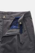 Nahaufnahme der geöffneten Santaniello Wollhose 'Arsenio' grau mit Reißverschluss, Bundknopf, glattem Griff und paspelierten Taschen, von oben fotografiert.