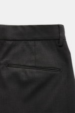 Santaniello Wollhose 'Arsenio' dunkelgrau aus reiner Wolle, Detailaufnahme Bund und paspelierte Gesäßtasche, glatter Griff, Carrot Fit.