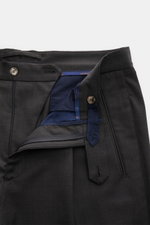 Santaniello Wollhose 'Arsenio' dunkelgrau, Detailansicht Bund offen, reine Wolle, Carrot Fit, knöchellang, Reißverschluss, Bundknopf, paspelierte Taschen.