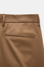 Santaniello Wollhose 'Arsenio' hellbraun, Detailaufnahme von hinten oben, reine Wolle, glatter Griff, paspelierte Taschen.