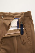 Santaniello Wollhose 'Arsenio' hellbraun, Detailaufnahme von Bund und Reißverschluss, reine Wolle, Carrot Fit, knöchellang, paspelierte Taschen.