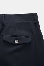 Santaniello Wollhose 'Camerota' navy, Detailaufnahme von hinten oben, reine Wolle, Regular Fit, französische Taschen, geknöpfte Gesäßtasche.