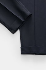 Nahaufnahme der fixierten Saumaufschläge der Santaniello Wollhose 'Camerota' navy aus reiner Wolle, Regular Fit, mit Bundfalten.