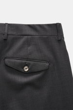 Santaniello Wollhose 'Camerota' dunkelgrau meliert, Detailansicht von hinten oben mit geknöpfter Gesäßtasche, Bund und Saumaufschlag.