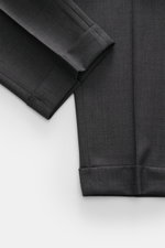 Santaniello Wollhose 'Camerota' dunkelgrau meliert, Detailaufnahme von unten, weicher Griff, Regular Fit, Bundfalte, fixierter Saumaufschlag.